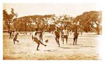 ภาพเด็ก ๆ วัยรุ่นกลุ่มหนึ่งกำลังเล่นกีฬาฟุตบอล ณ สวนลุมพินีในอดีต.jpg